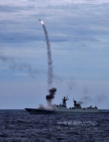 Tàu chiến Hạm đội Nam Hải diễn tập bắn đạn thật trên Biển Đông ngày 26 tháng 7 năm 2013